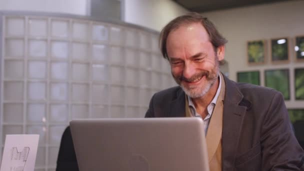 Pria Tua Ceria Terkekeh Membaca Layar Mengetik Pada Laptop Ruang — Stok Video