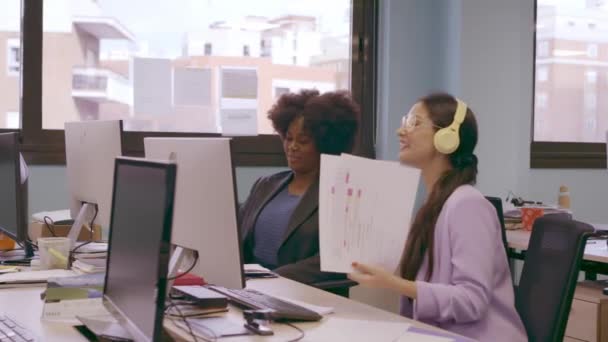 Две Женщины Коллеги Участвуют Обсуждении Диаграмм Организованном Офисе Дневное Время — стоковое видео