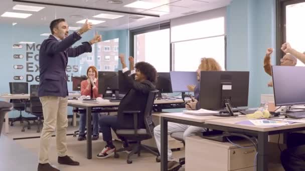Büroangestellte Jubeln Und Springen Vor Begeisterung Als Ihr Manager Gute — Stockvideo