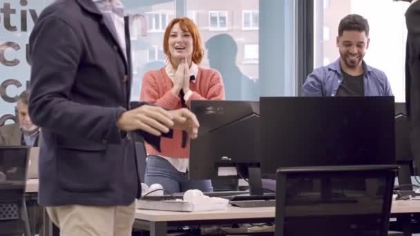 Seorang Wanita Menunjukkan Kegembiraan Pada Pengumuman Manajernya Dengan Rekan Kerja — Stok Video