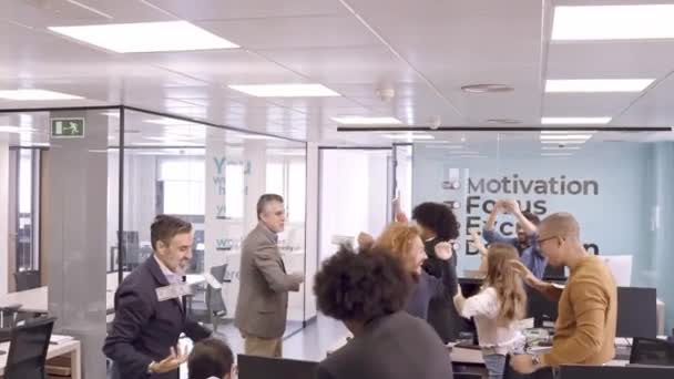Manažeři Šťastně Vyhazují Peníze Vzduchu Uprostřed Radostného Týmu Moderní Kanceláři — Stock video
