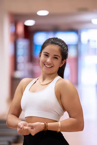 Eine Fröhliche Junge Sportlerin Posiert Selbstbewusst Ihrer Turnbekleidung Bereit Für Stockbild