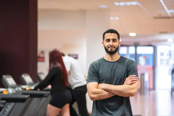 Pria Santai Berdiri Dengan Percaya Diri Dengan Lengan Disilangkan Gym Stok Gambar Bebas Royalti