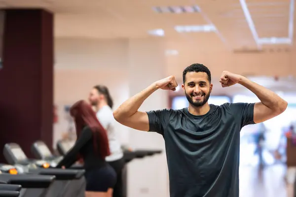 Pria Ceria Memamerkan Otot Dengan Fleksibel Gym Teman Bekerja Belakang Stok Foto