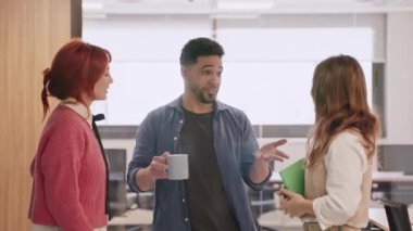 Birinde kahve, diğerinde evraklarla aydınlık bir ofis ortamında yumuşak ışıklandırmalı üç iş arkadaşı arasında canlandırılmış sohbet.. 