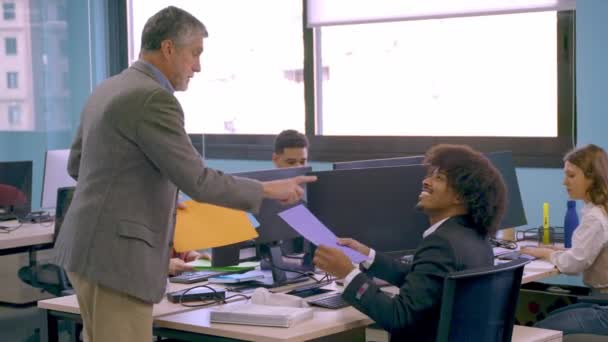 Olgun Bir Yönetici Monitörlerle Dolu Yoğun Bir Ofis Çalışma Yerinde — Stok video