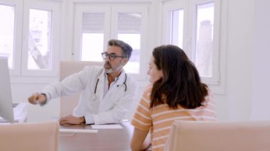 Kapsamlı sağlık danışmanlığı sağlayan profesyonel doktor, klinik ortamdaki teşhis muayenesi sırasında tıbbi detayları açıklıyor