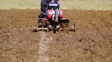 Deneyimli çiftçi ağır tarım yapıyor, verimli tarım arazilerini kırsal kesimde açık güneşli koşullar altında ekime hazırlıyor.