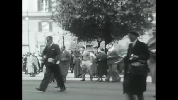Roma Italia Marzo 1950 Gente Elegante Camina Ciudad Blanco Negro — Vídeos de Stock