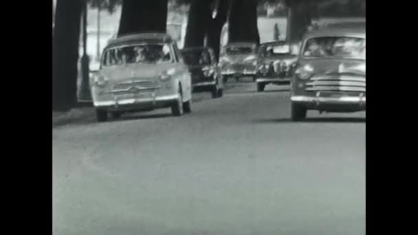 イタリアローマ1950年3月 1950年代に黒と白の都市部の道路を走行していたヴィンテージカーの交通 — ストック動画