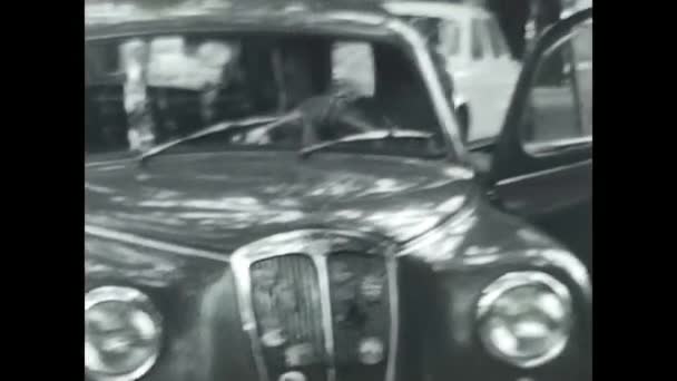 Костюм Italy Марш 1950 Чоловіки Жінки Виїжджають Чорного Білого Авто — стокове відео
