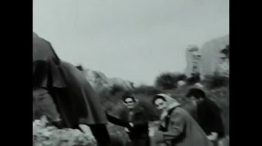 Roma, İtalya Mart 1950: şık insanlar 1950 'lerde dağlarda siyah beyaz yürür.