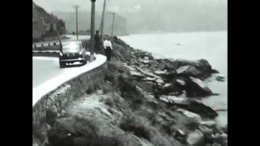 Napoli, İtalya 1950 yılı: 50 'li yıllarda siyah ve beyaz giyen insanların olduğu uçurumun manzarası.