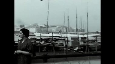 Napoli, İtalya Haziran 1950: 1950 'lerde limandaki insanlar tekneleri ve suları siyah ve beyazla kaplıydı.