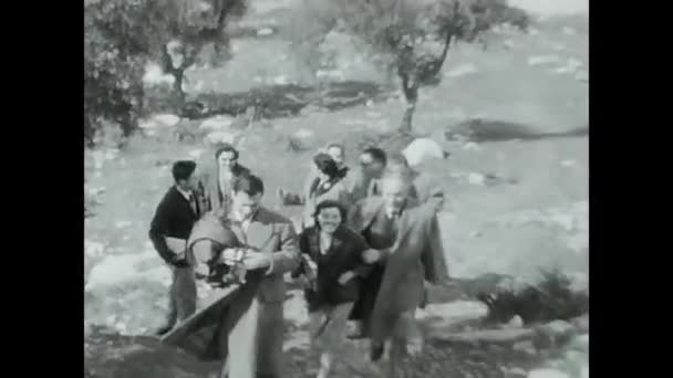 Шановний Марш 1950 Року Стильні Люди Ходять Горах Чорно Білим — стокове відео