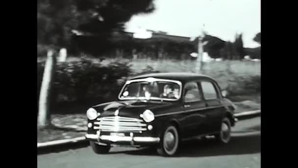 Шановний Марш 1950 Проїзд Старовинних Автомобілів Хлопцями Їздять Чорно Білими — стокове відео