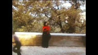 Sömürge, Almanya 1970 Mart: Erkekler 70 'lerde parkta oynuyor