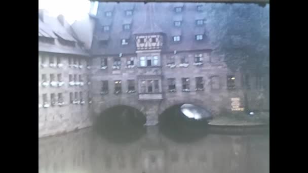 ドイツのニュルンベルク1970年3月 70年代に川が見えるニュルンベルクの建物 — ストック動画