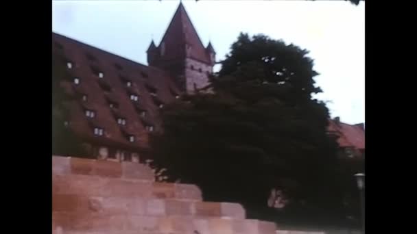 Nuremberg Allemagne Mars 1970 Bâtiments Avec Trafic Dans Une Ville — Video