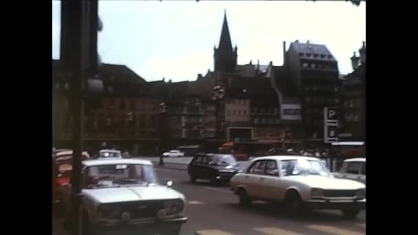 1970年3月 德国殖民地 1970年代 德国一个城市的交通繁忙 广场林立 — 图库视频影像