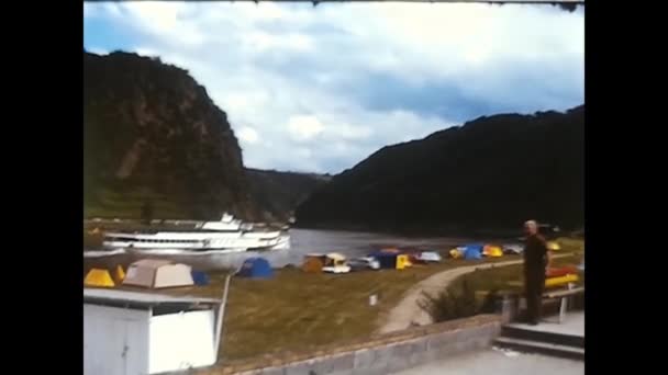 1970年 昭和45年 3月ドイツ ミュンヘン 70年代にドイツの海岸線と船による川 — ストック動画