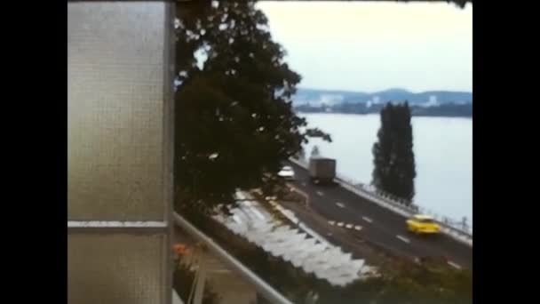 1970年 昭和45年 3月ドイツ コロニー 70年代ドイツの川近くの通りのバルコニーからの眺め — ストック動画