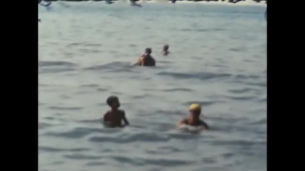イタリア ラヴィニーオ1960年6月 60年代のラヴィニーオの海の人々と海の景色 — ストック動画