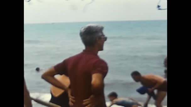 Лавинио Италия Июнь 1960 Люди Пляже Видом Море Парусная Лодка — стоковое видео