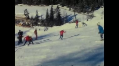 Seefeld, Avusturya, 1970 Aralık: 70 'lerde Avusturalya' da insanlar karda kayak yapıyor.