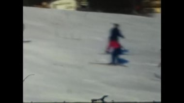 Seefeld, Avusturya, 1970 Aralık: 70 'lerde Avusturalya' da insanlar karda kayak yapıyor.