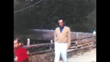 Lihtenştayn, Avusturya 1970: Dürbünlü küçük kız 70 'lerde dağlara bakıyor