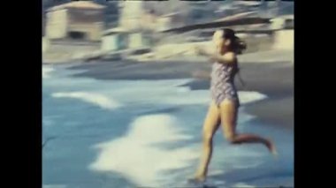 Ansedonia, İtalya Haziran 1970: 70 'lerde Ansedonia' da yaz tatilinde denizdeki insanlar