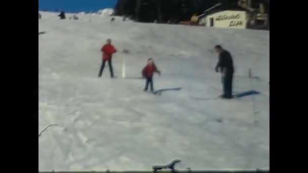 1970年12月 澳大利亚塞菲尔德 70年代 人们在澳大利亚的雪地上滑雪 — 图库视频影像