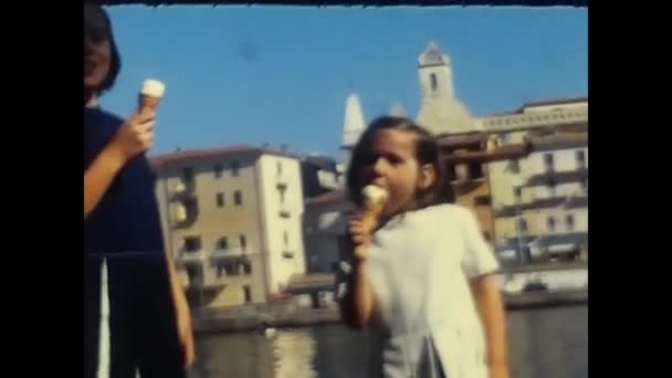 Ansedonia Włochy Czerwiec 1970 Dwie Małe Dziewczynki Jedzą Lody Mieście — Wideo stockowe