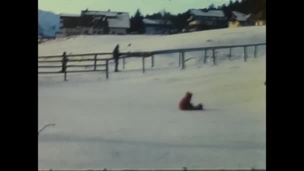 Seefeld Austrien December 1970 Barn Med Slädar Glider Snön Havsbotten — Stockvideo