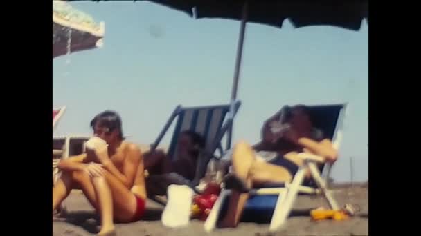 イタリアのアンセドニア1970年6月 70年代のアンセドニアの夏休みに海沿いの人々 — ストック動画
