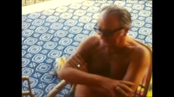 Ansedonia Itália Junho 1970 Homens Jogam Xadrez Durante Férias Década — Vídeo de Stock