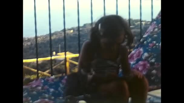 Ansedonia Włochy Czerwiec 1970 Mała Dziewczynka Spędzająca Czas Swoim Kotkiem — Wideo stockowe