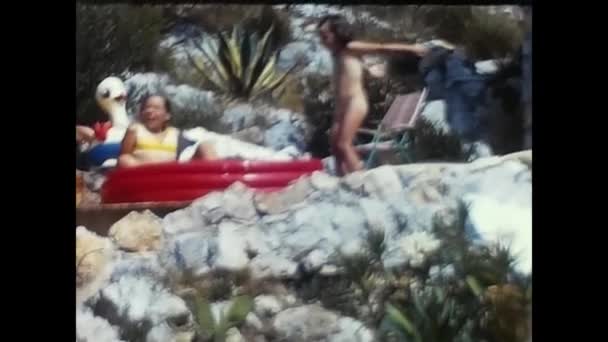 Ansedonia Włochy Czerwiec 1970 Małe Dziewczynki Bawią Się Nadmuchiwanym Basenem — Wideo stockowe