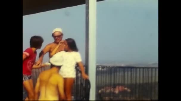 เอเร ยโดเน ตาล นายน 1970 คนในว นหย ดชายหาดกล าวค าลาในช — วีดีโอสต็อก