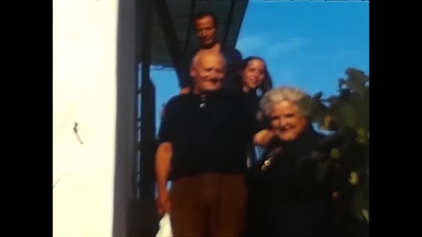 Ліхтенштейн Аустрія 1970 Рік Люди Спускаються Сходах Будинку Роках — стокове відео