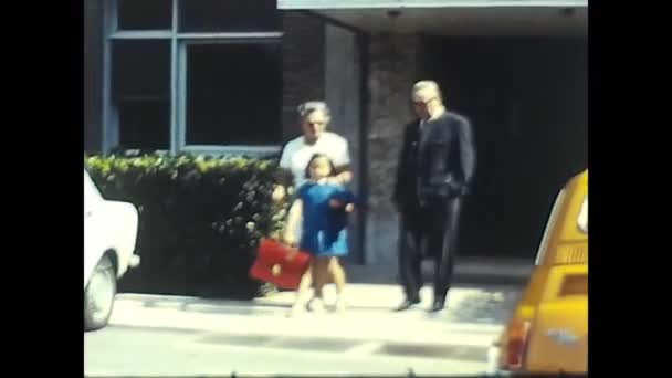 Liechtenstein Austria Mayo 1970 Abuelos Con Niña Con Maleta Roja — Vídeos de Stock