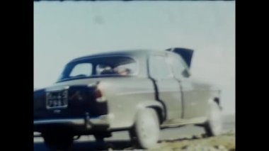 Bern, İsviçre Mayıs 1960: 60 'larda Bern' deki dağ yolunda klasik arabalı insanlar