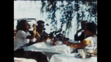 Garda, İtalya Mayıs 1960: insanlar gölde öğle yemeği yiyor