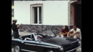 Canazei, İtalya Mayıs 1960: 60 'larda Canazei' de arabalı turistler