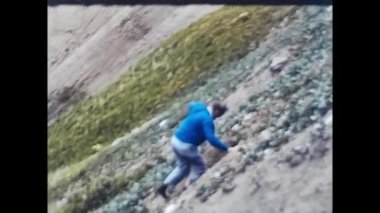 Canazei, İtalya Mayıs 1960: İnsan 60 'larda Canazei' deki dağlara tırmanır.