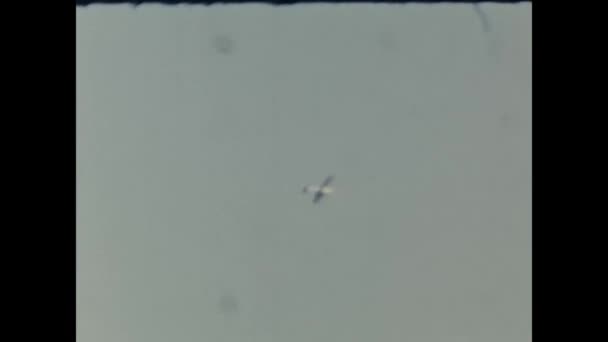 Garda Ιταλία Ιούνιος 1960 Αεροπλάνο Πετάει Στον Ουρανό Δεκαετία Του — Αρχείο Βίντεο