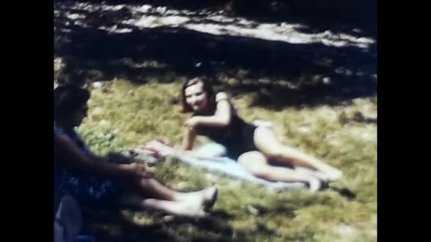 Garda Itálie Červen 1960 Dívčí Opalování Jezera Garda Letech — Stock video
