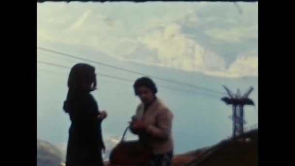 スイス ベルン1960年5月 1960年代に山の風景を持つ2人の女性 — ストック動画