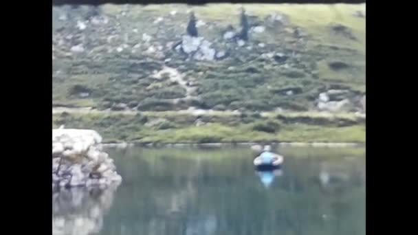 Canazei Itália Maio 1960 Menina Escalando Uma Rocha Rio Canaze — Vídeo de Stock